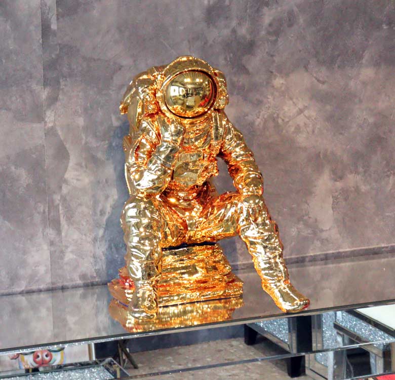 Golden Astronaut Sculpture – تمثال رائد فضاء ذهبي فاخر 30 سم