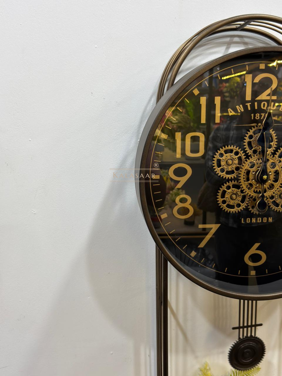 ساعة حائط معدنية فاخرة بتروس متحركة مع رف ديكور | 102 × 50 سم