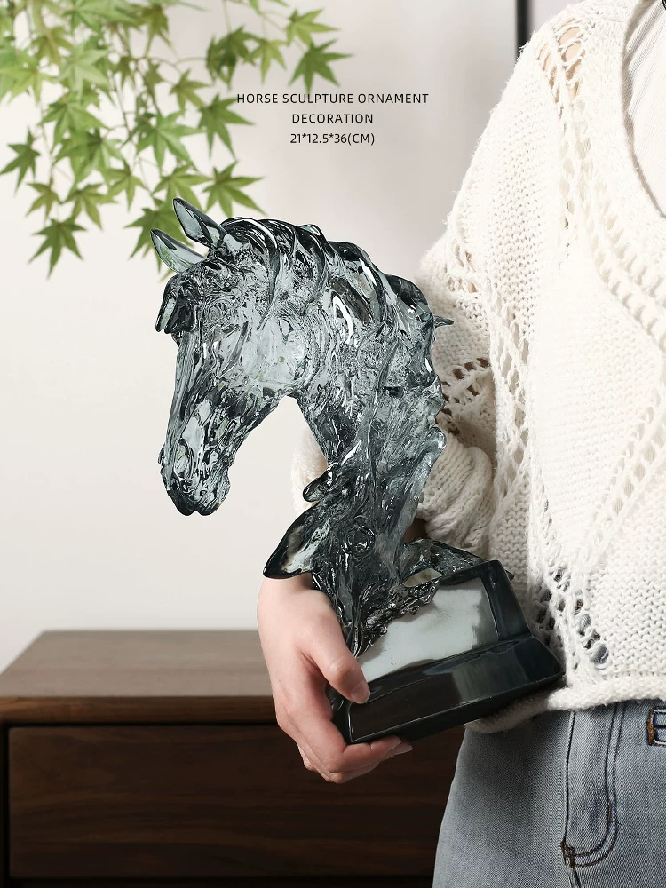 Crystal Horse Sculpture – تمثال حصان زجاجي فاخر