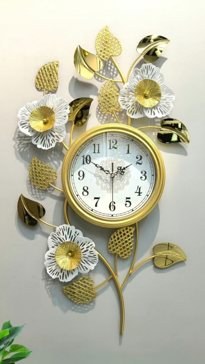 ساعة حائط ديكور فاخرة مقاس 100×50 سم – تصميم ورود وأوراق باللون الذهبي