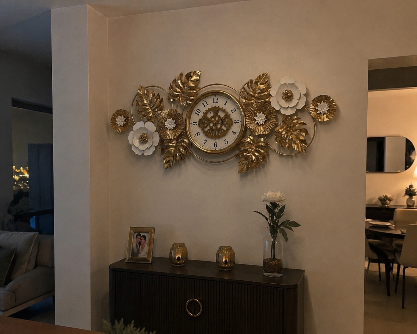 ساعة حائط معدنية فاخرة بتروس متحركة وتصميم أوراق وزهور ذهبية – 120×50 سم