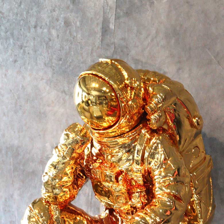 Golden Astronaut Sculpture – تمثال رائد فضاء ذهبي فاخر 30 سم