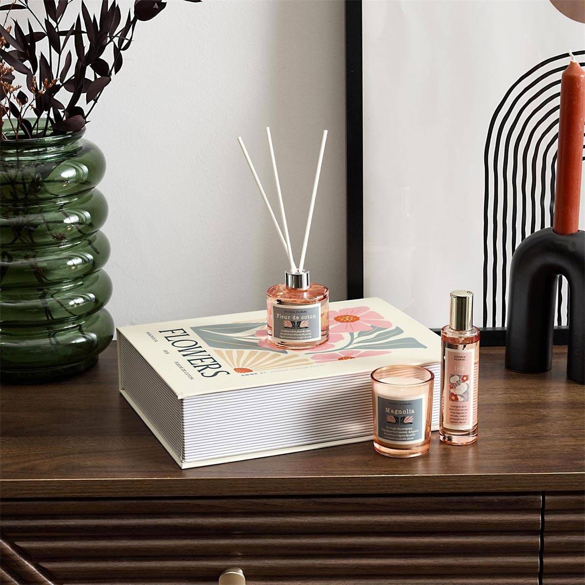 بوكس هدايا عطري فاخر بتصميم كتاب الورود – مجموعة معطرات وشمعة