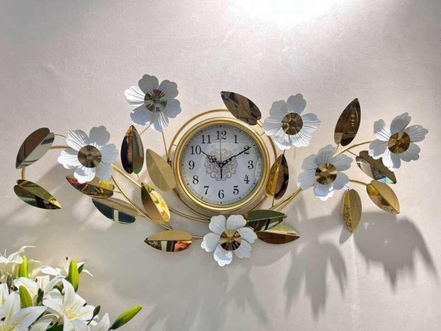 ساعة حائط ديكور فاخرة ستانلس ستيل مقاس 120×55 سم – تصميم ورود بيضاء وأوراق ذهبية