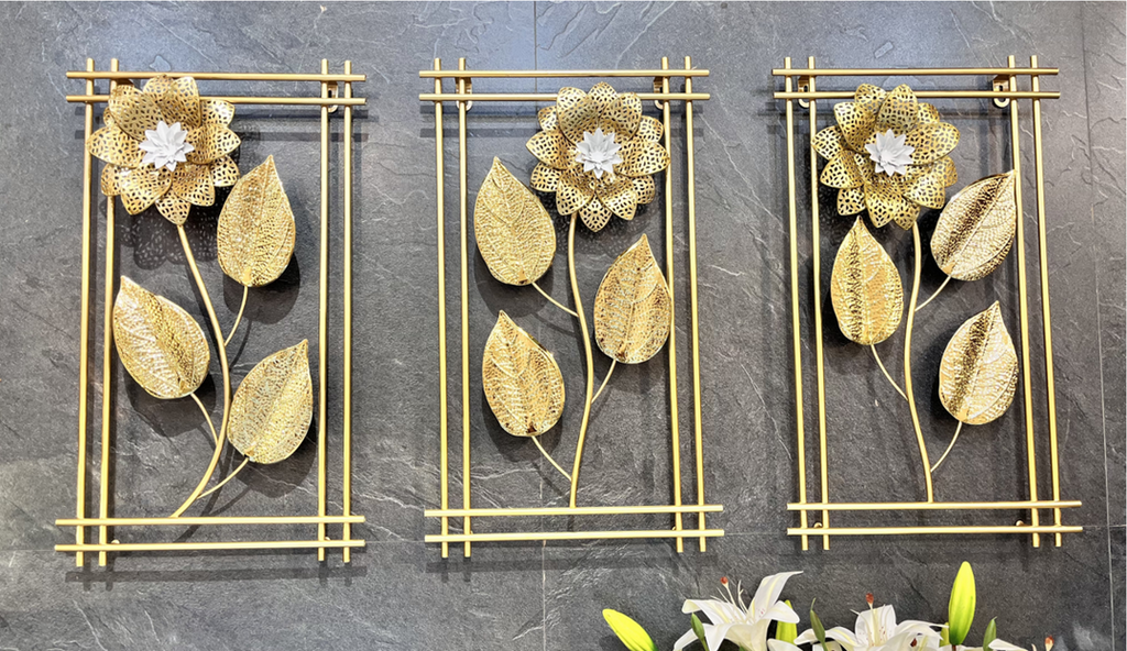 Golden Floral Wall Art – تابلوه حائط معدني بتصميم الزهور الذهبية