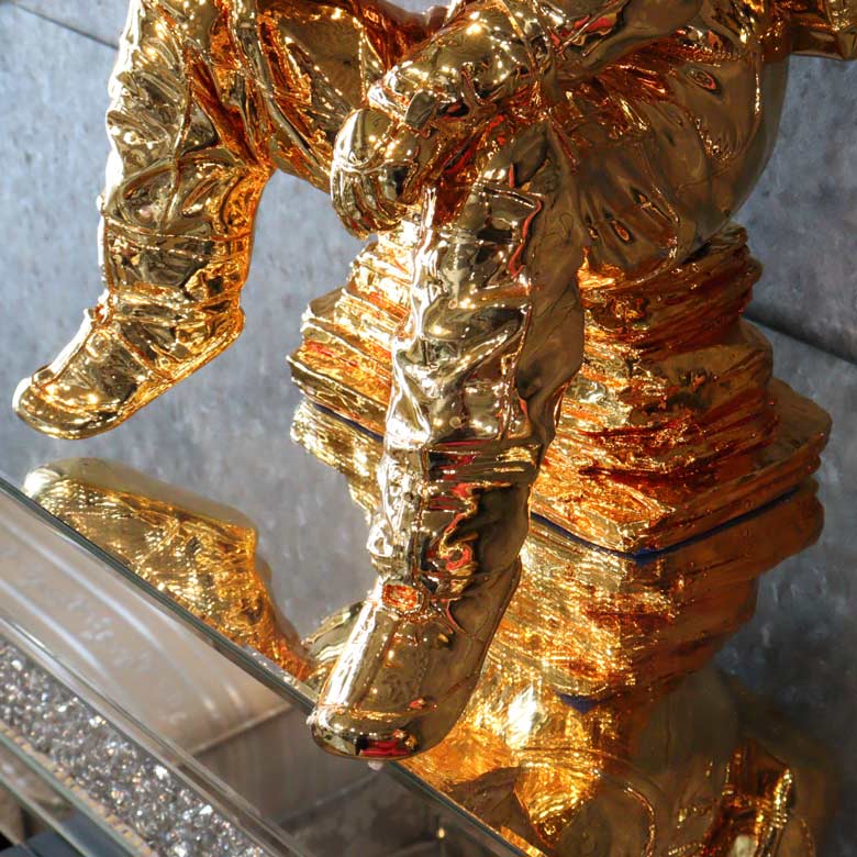 Golden Astronaut Sculpture – تمثال رائد فضاء ذهبي فاخر 30 سم