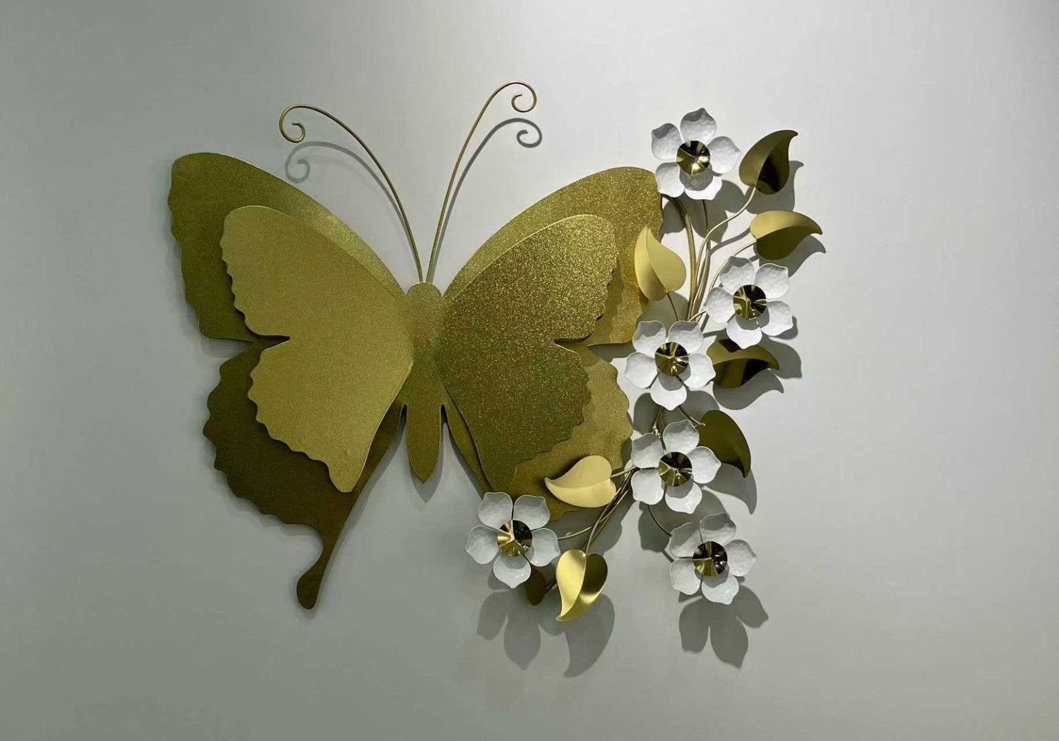 برواز حائط معدن تصميم فراشة وزهور مودرن – 75×60 سم