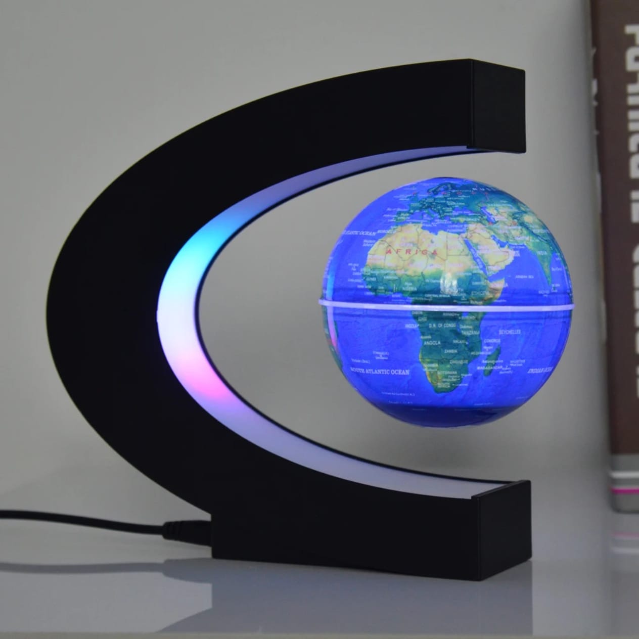 كرة أرضية عائمة مغناطيسيًا بإطار C وإضاءة LED RGB