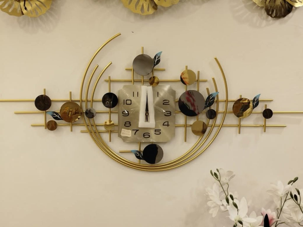 ساعة حائط ديكور مودرن مقاس 115×60 سم – تصميم هندسي بخطوط دائرية باللون الذهبي