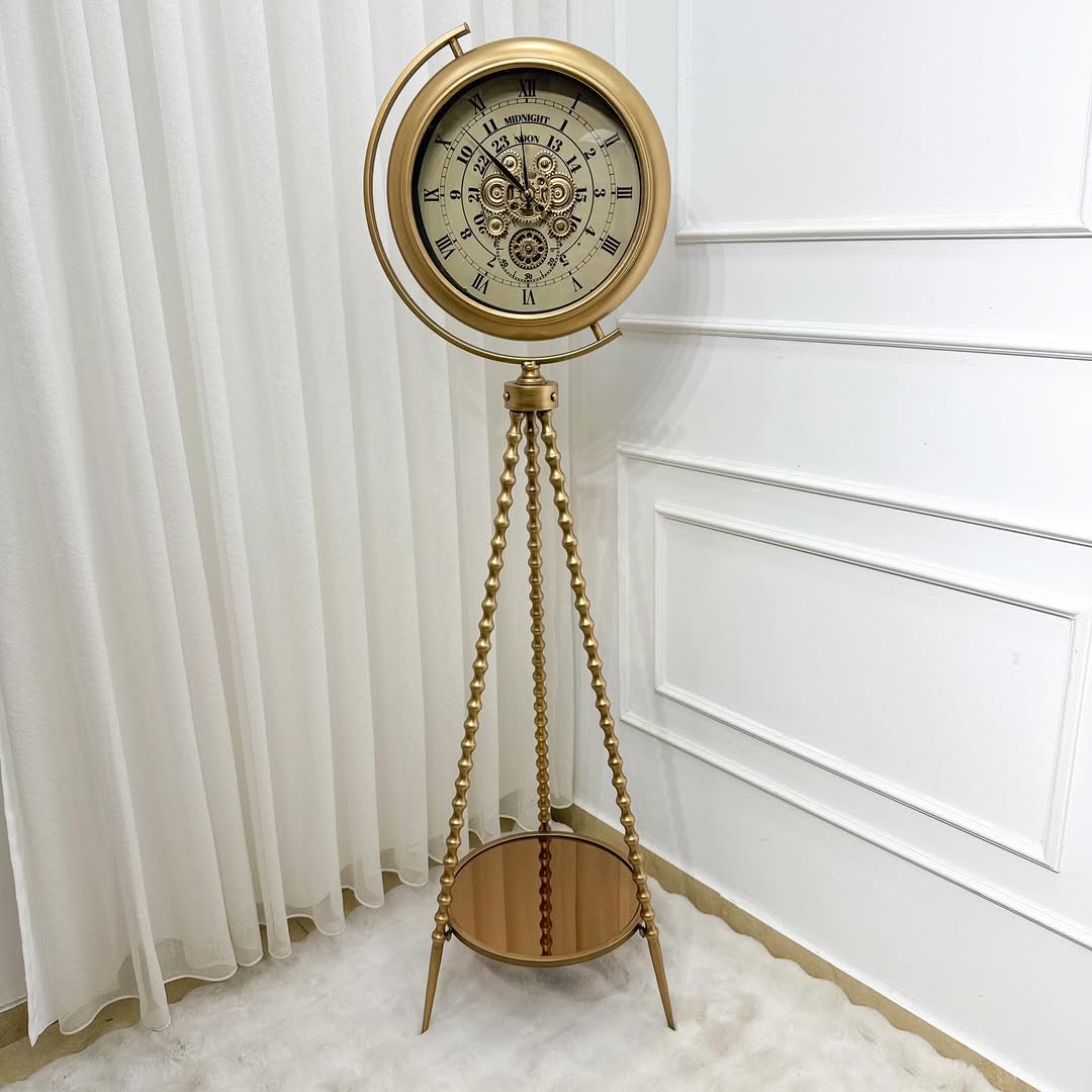 Classic Globe Tripod Clock – ساعة أرضية فاخرة ستاند